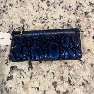 I’m selling my brand new Brahmin wallet, the pictures does not do it any justice